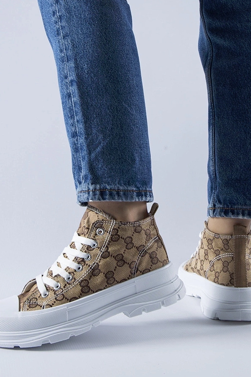 Zapatillas marrones decoradas con el...