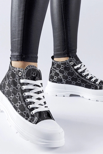 Zapatillas negras decoradas con el monograma de Terenzio