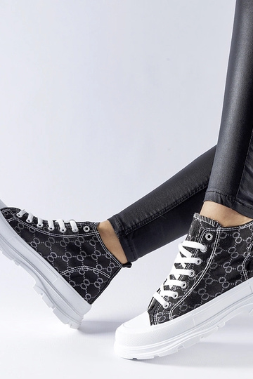 Zapatillas negras decoradas con el monograma de Terenzio 2