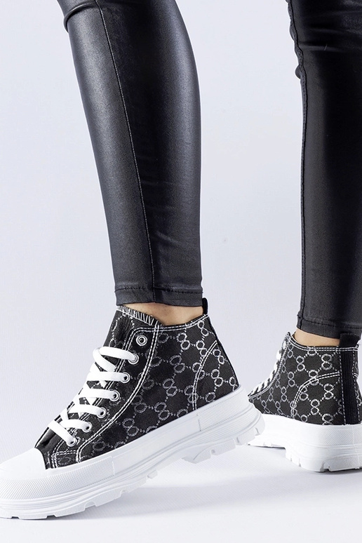 Zapatillas negras decoradas con el...