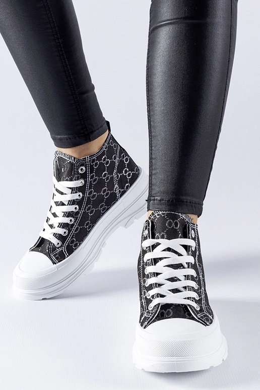 Zapatillas negras decoradas con el...