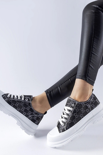 Zapatillas negras decoradas con el monograma de Antonella 2