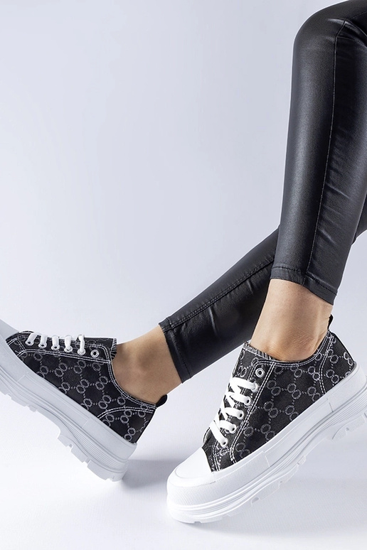 Zapatillas negras decoradas con el...