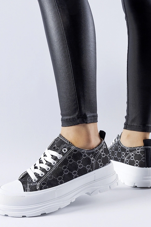 Zapatillas negras decoradas con el...