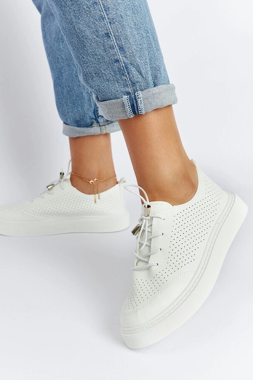 Zapatillas blancas perforadas...