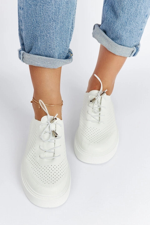 Zapatillas blancas perforadas...