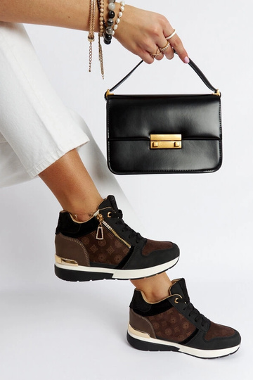 Zapatillas negras de cuña...