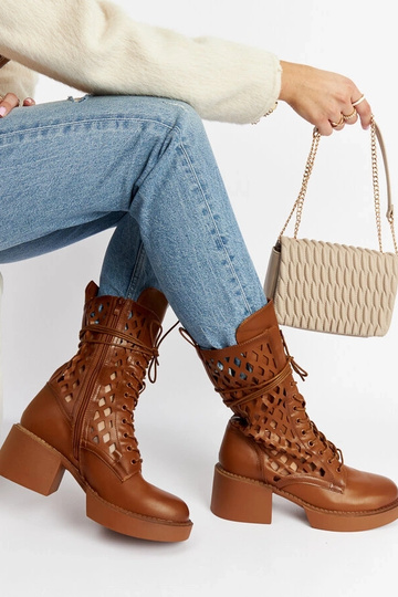 Botas de tacón alto caladas...