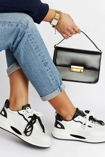 Zapatillas blanco y negro...