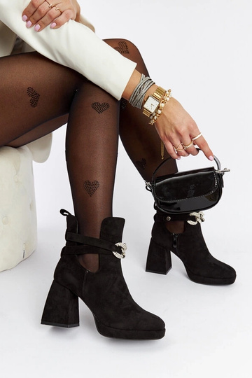 Botines negros decorados...