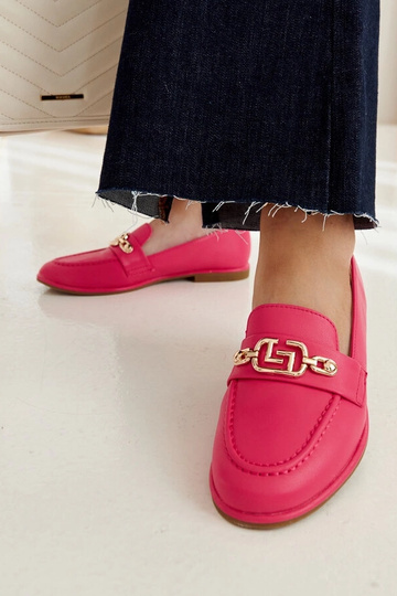 Mocasines rosas decorados con una cadena Kuens