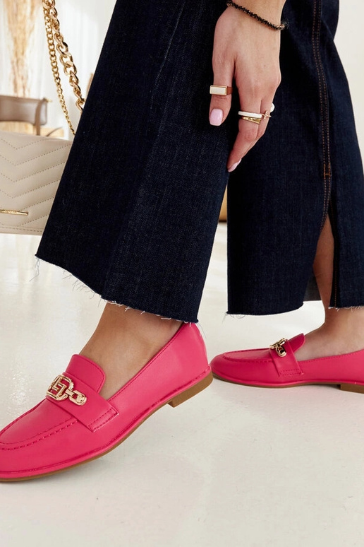 Mocasines rosas decorados con una...