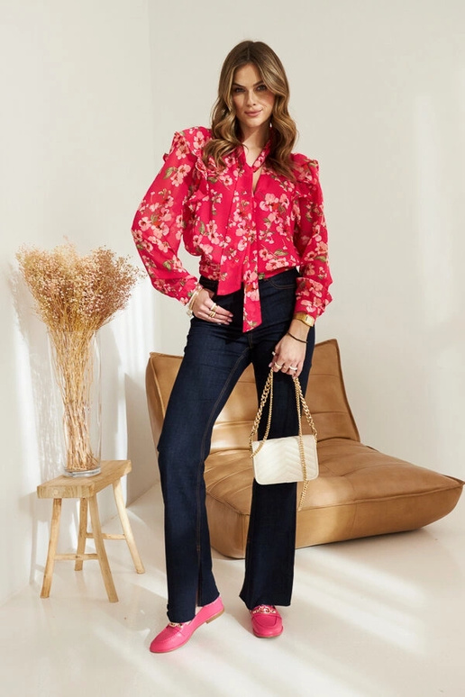 Mocasines rosas decorados con una...