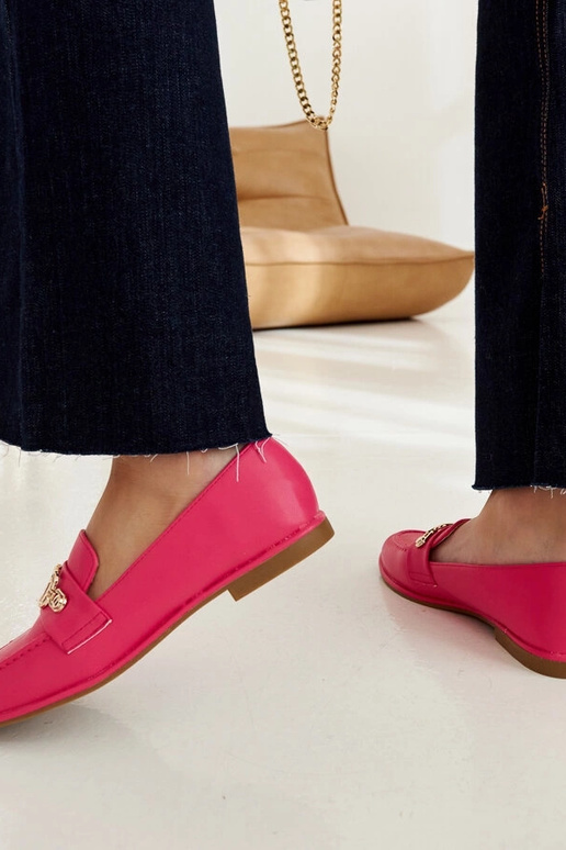 Mocasines rosas decorados con una...