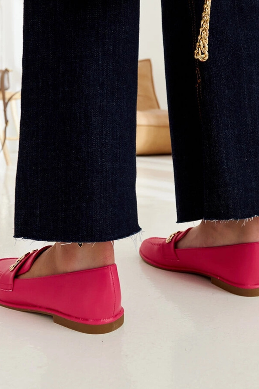 Mocasines rosas decorados con una...