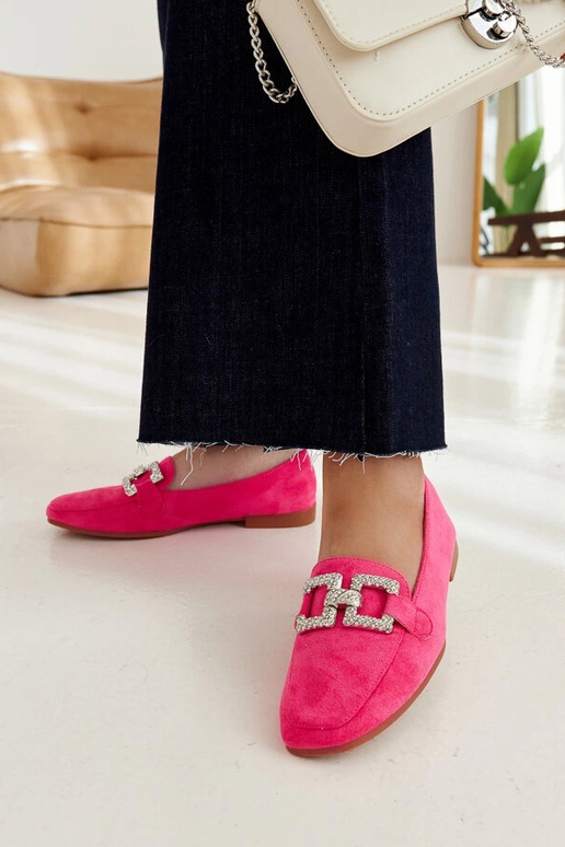 Mocasines rosas decorados con una...