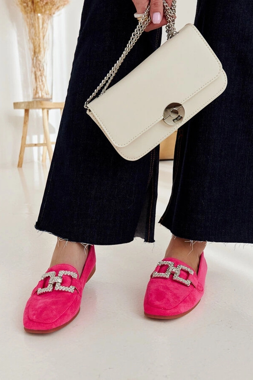 Mocasines rosas decorados con una...