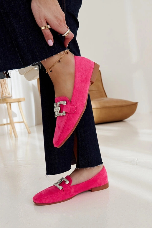 Mocasines rosas decorados con una...