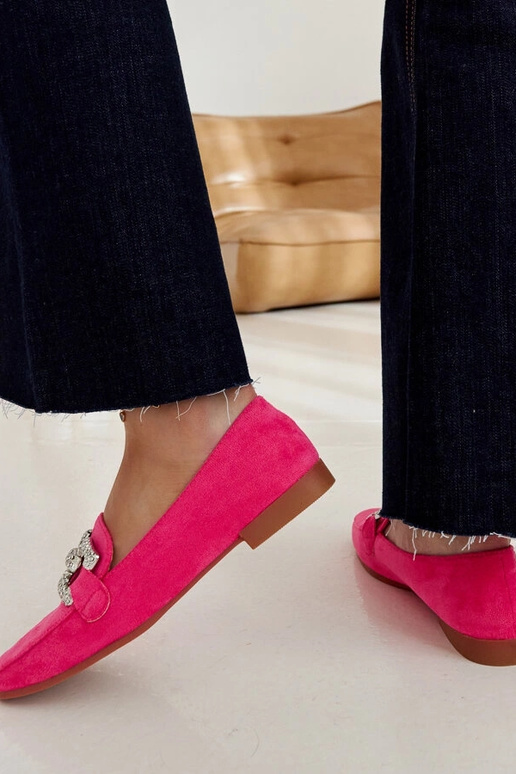 Mocasines rosas decorados con una...