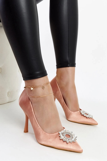 Stilettos satinados beige con circonitas de Susegana