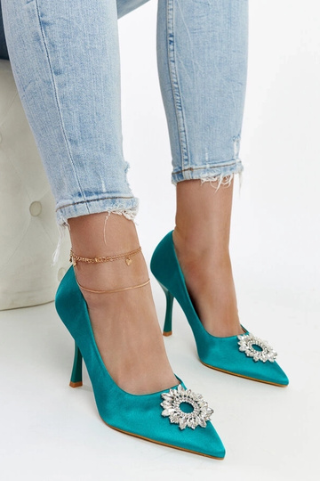 Stilettos de satén verde con circonitas Susegana