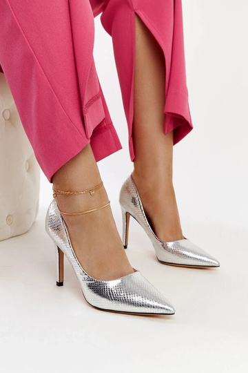 Zapatos de tacón plateados...