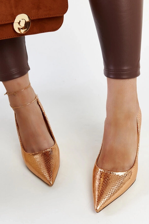 Zapatos de salón de charol color...