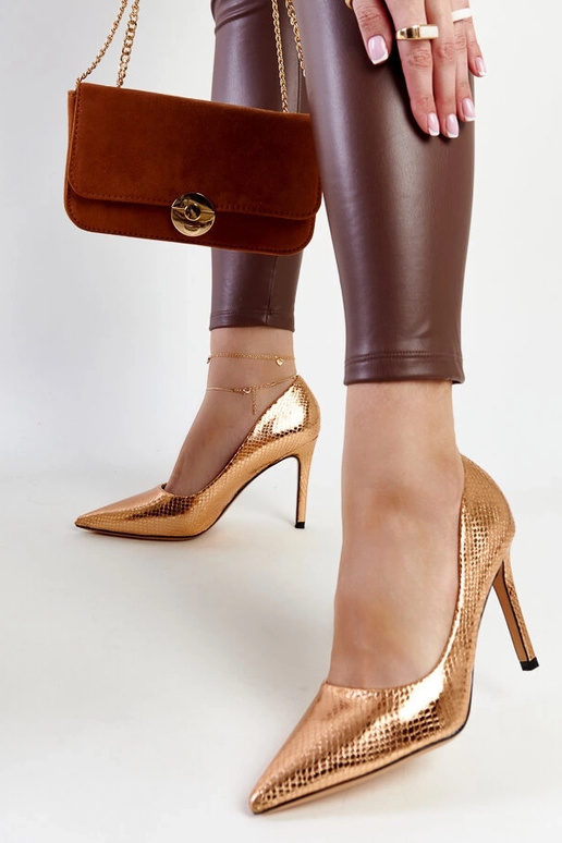 Zapatos de salón de charol color...