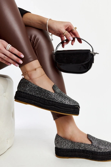 Alpargatas negras decoradas...