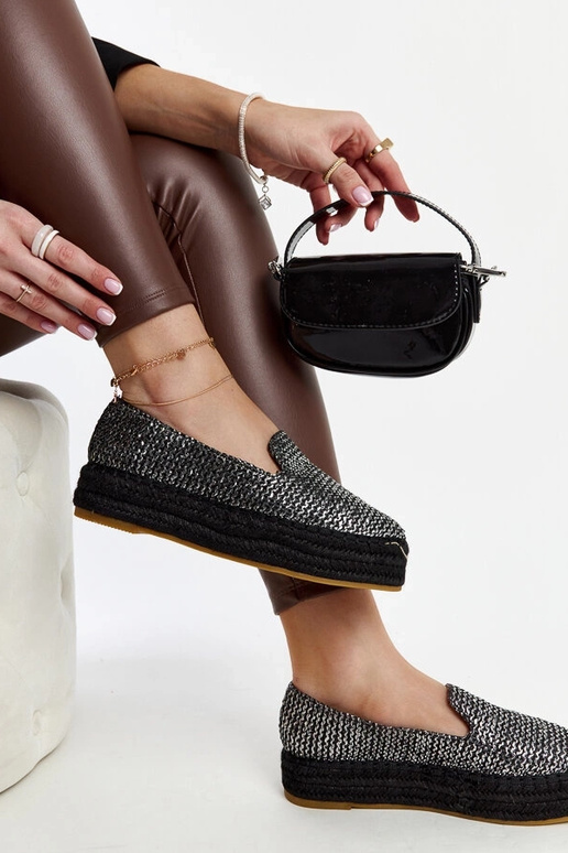 Alpargatas negras decoradas con hilo...