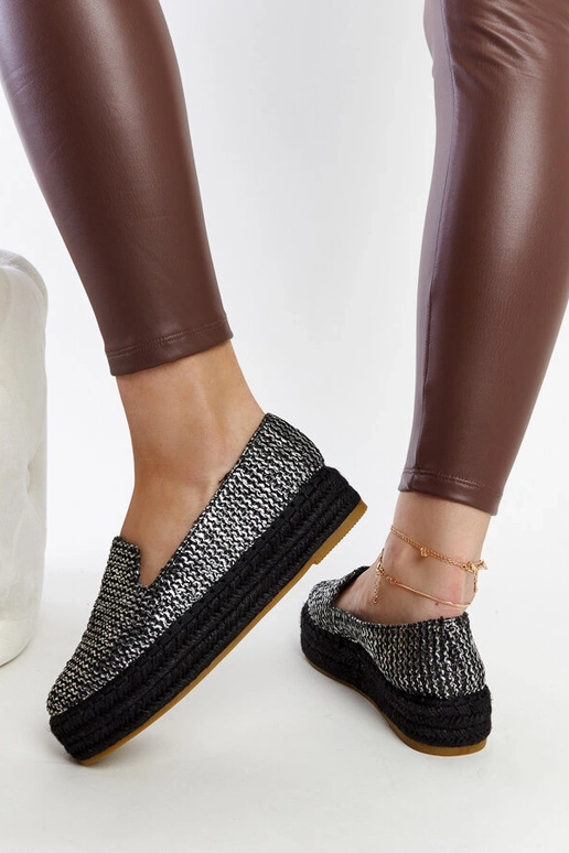 Alpargatas negras decoradas con hilo...