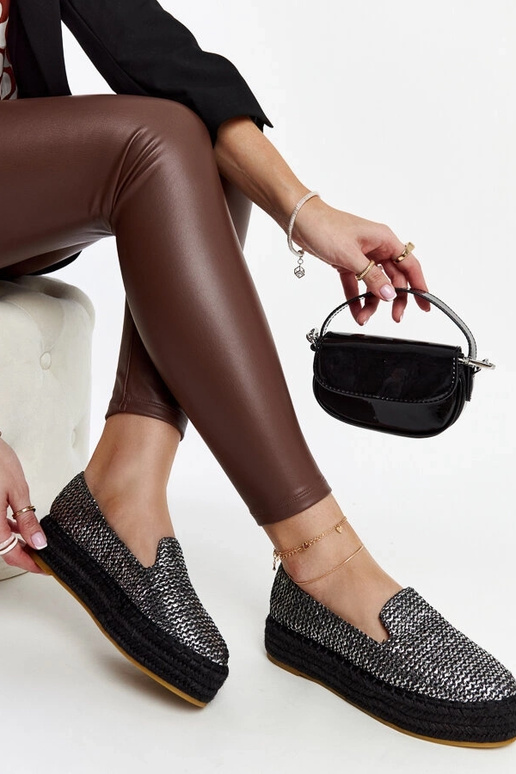 Alpargatas negras decoradas con hilo...