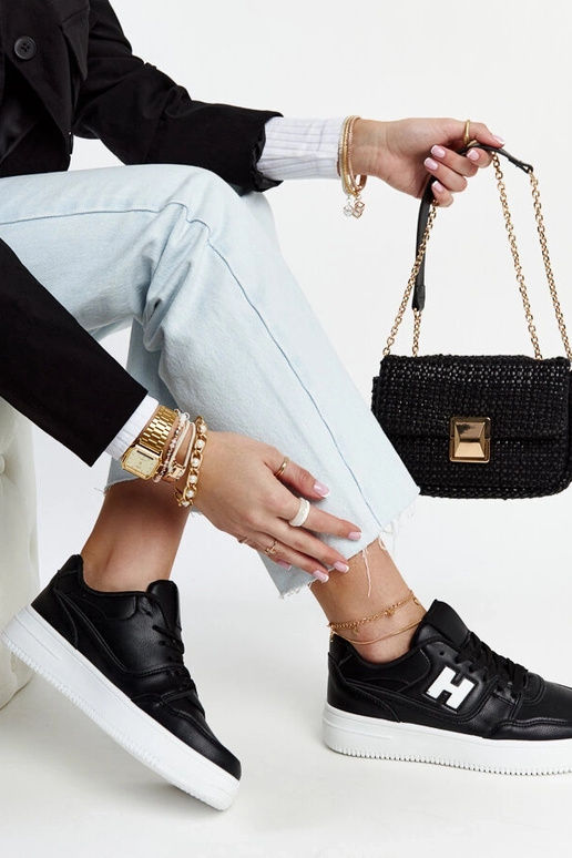 Zapatillas negras sobre plataforma...