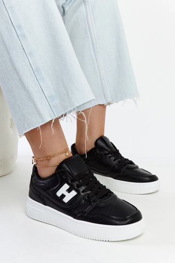 Zapatillas negras sobre plataforma blanca Mentha 2