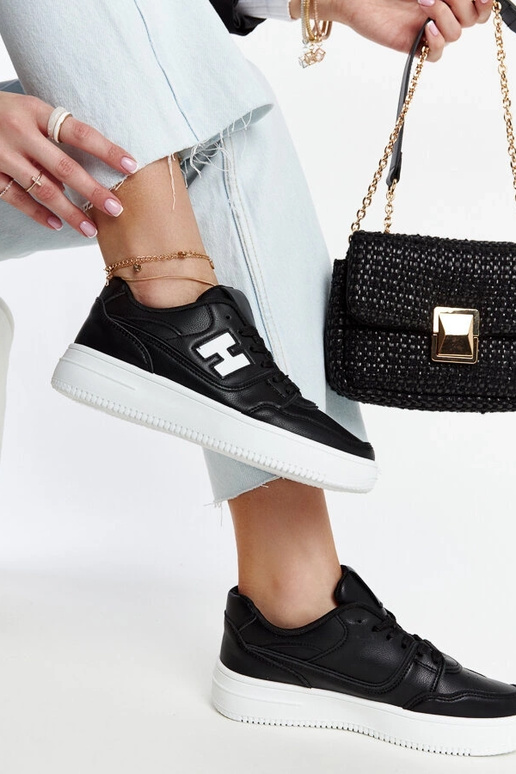 Zapatillas negras sobre plataforma...