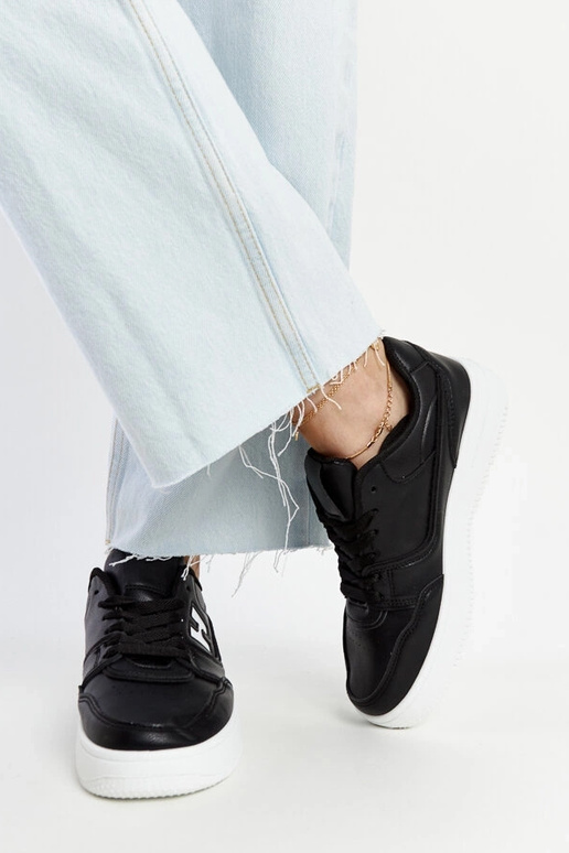 Zapatillas negras sobre plataforma...