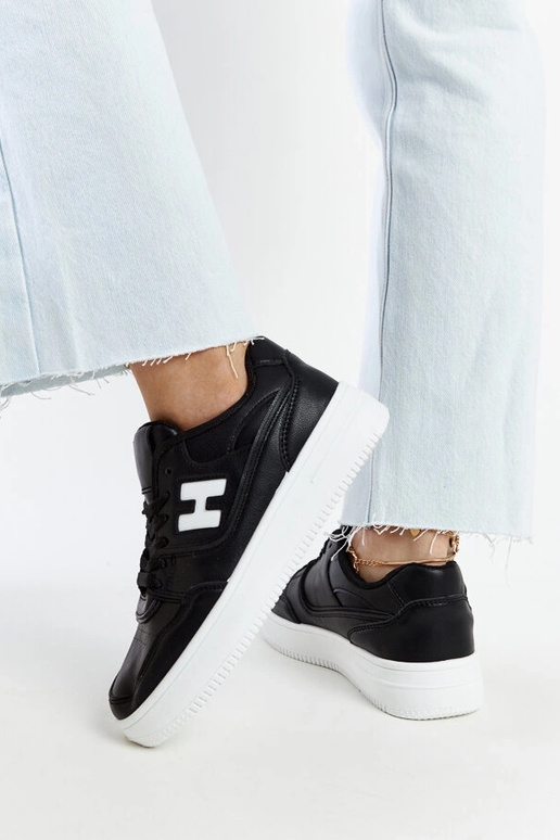 Zapatillas negras sobre plataforma...