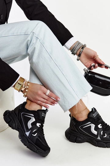 Zapatillas negras con suela... 2