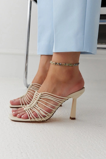 Mules Borna de tacón alto en color beige claro 2