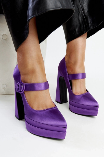 Los tacones altos morados...