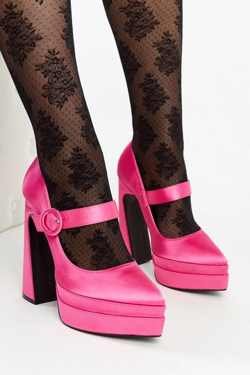 Los zapatos de tacón alto de color rosa oscuro de Mike