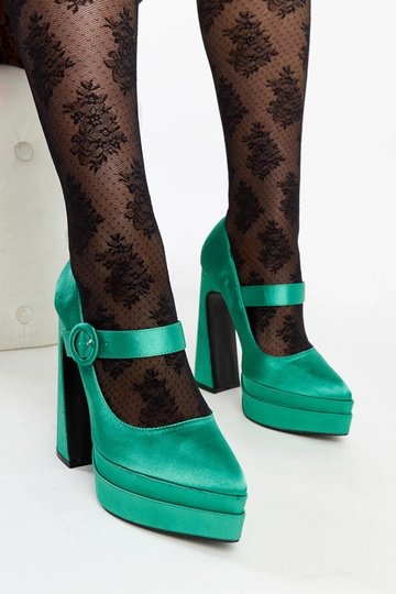 Los zapatos de tacón alto verdes de Mike