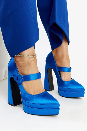 Los zapatos de tacón alto azules de Mike
