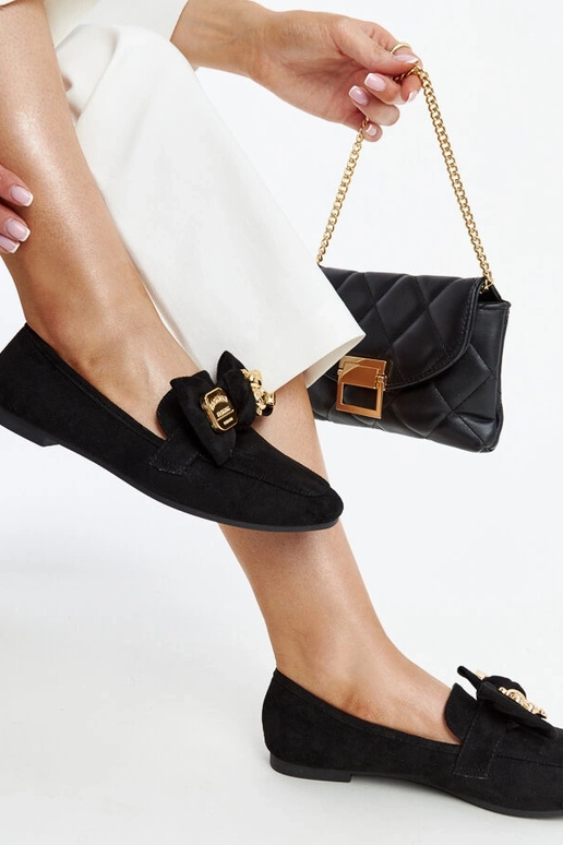 Mocasines negros con imperdible...