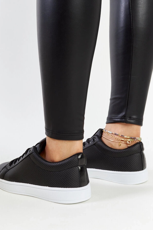 Zapatillas negras de piel ecológica...