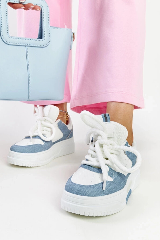 Zapatillas blancas y azules en...