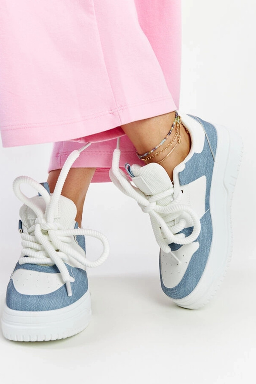 Zapatillas blancas y azules en...