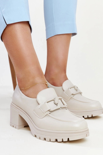 Zapatos beige con plantilla de cuero Vinceza