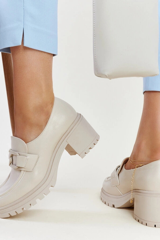 Zapatos beige con plantilla de cuero...