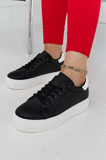 Zapatillas blancas y negras con suela gruesa Ruta